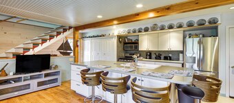 Historic Friendship Boat House Near Back River!