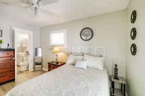 House (2 Bedrooms) | Interior - 1925 Bungalow-style Home ~ 2 Mi to Downtown Indy! (Indianapolis)