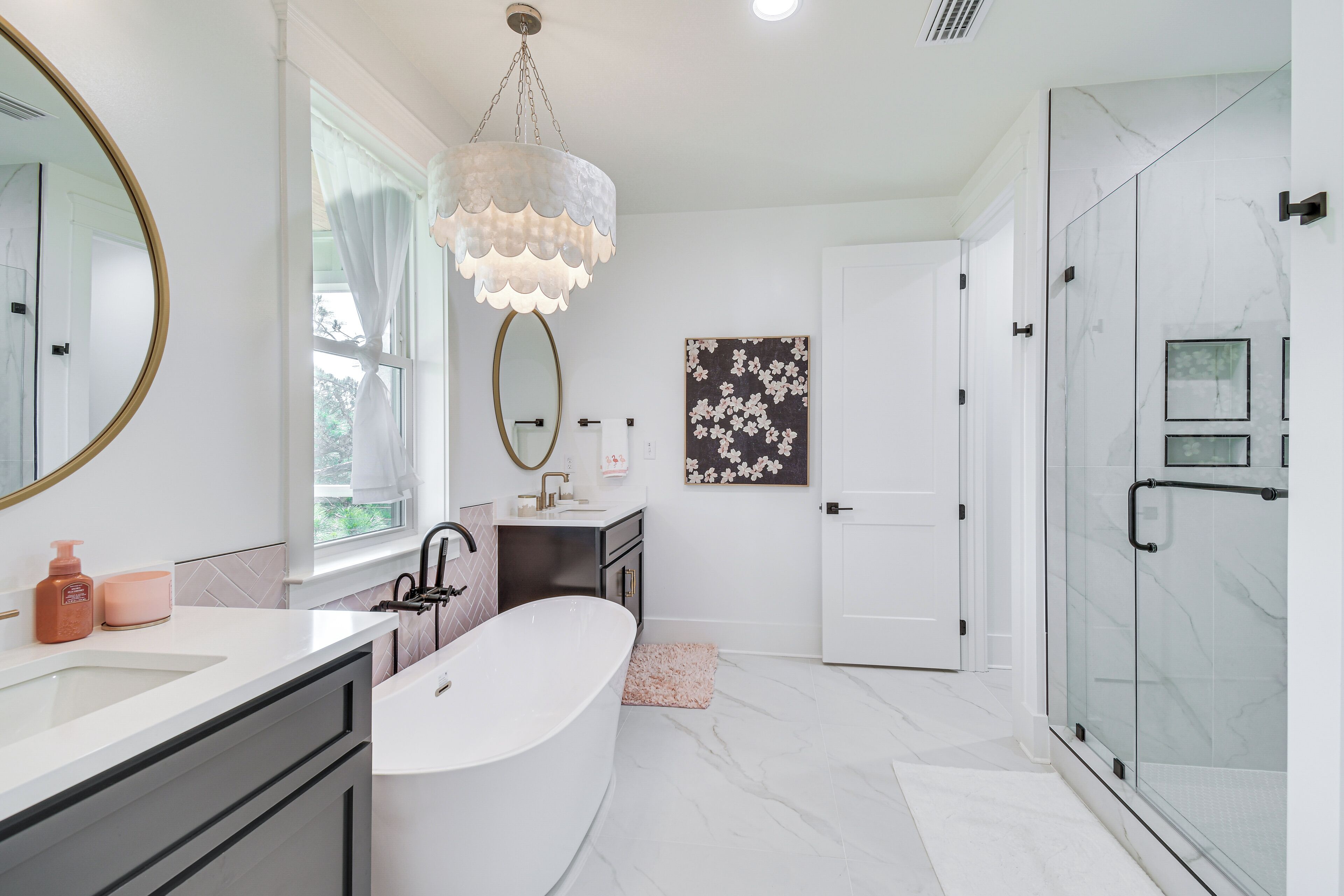 Une salle de bain moderne avec une baignoire sur pieds, un grand miroir et une douche à parois de verre.
