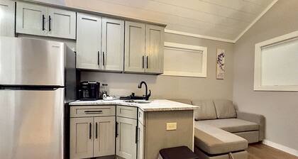 Brand New Tiny Home in Downtown Hiawassee on the Lake!