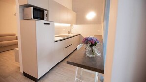 Kylskåp, mikrovågsugn, spishäll och diskmaskin
