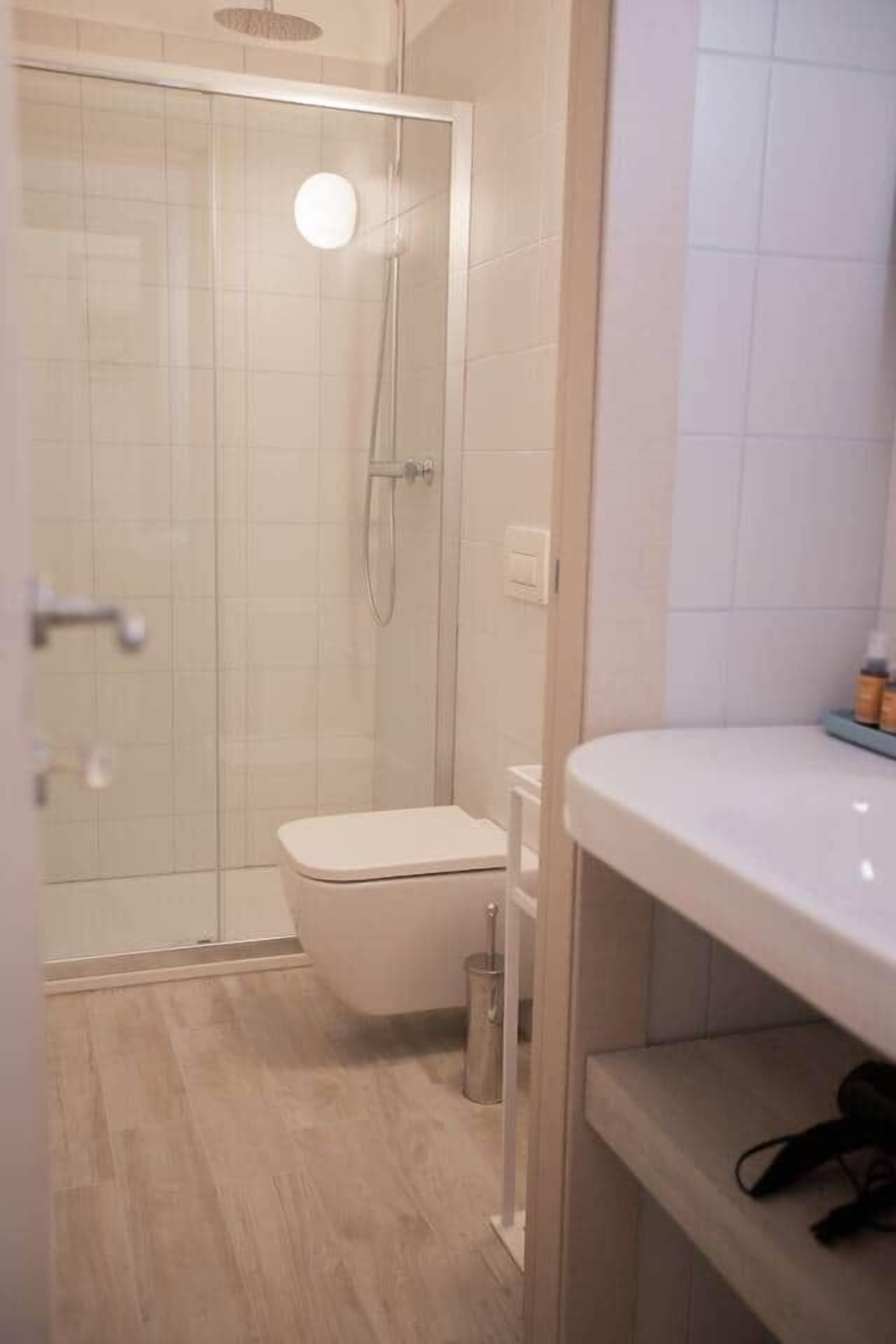 Dusche, Haartrockner, Seife, Toilettenpapier