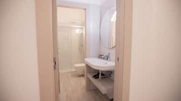 Bruser, hårtørrer, håndklæder, Sæbe