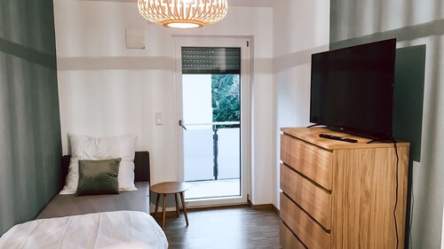 Stylisch Modern -2-4 Personen - Parkplatz -wlan Netflix