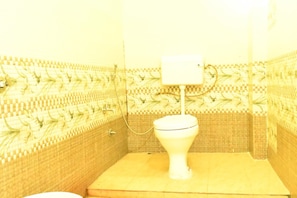 Shower, rainfall showerhead, towels, soap - Maa Annapurna Vishram Grih Amarkantak (Pendra Road)