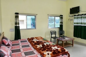 Laptop workspace, free WiFi, bed sheets - Maa Annapurna Vishram Grih Amarkantak (Pendra Road)