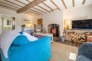 TV, fireplace - Orchard Cottage, Ringstead, Norfolk (Ringstead)