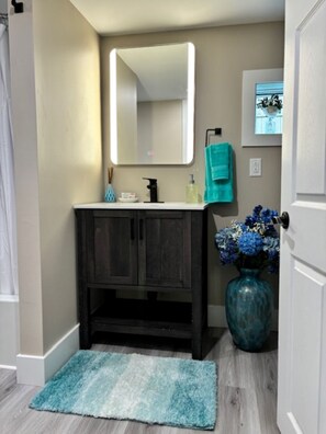 Hair dryer, towels, soap, toilet paper - East Coast Hideaway (St. John's)