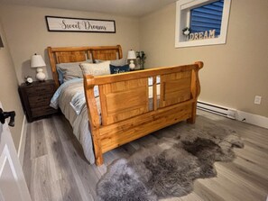 1 bedroom, desk, iron/ironing board, WiFi - East Coast Hideaway (St. John's)