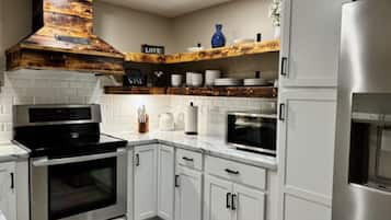 KĂŒhlschrank, Mikrowelle, Ofen, Herdplatte