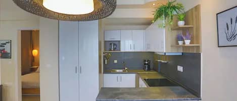 咖啡機/沖茶器、電熱水壺、攪拌機、廚房用具/餐具/器皿