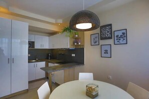 Coffee/tea maker, electric kettle, blender, cookware/dishes/utensils