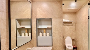 Habitación ejecutiva con 1 cama matrimonial o 2 individuales, vista a la ciudad | Baño | Regadera y toallas