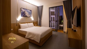Habitación doble superior, vista a la ciudad | Escritorio, wifi gratis, decoración personalizada y muebles diferentes