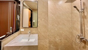 Executive Double or Twin Room, City View | Bathroom | Shower, towels