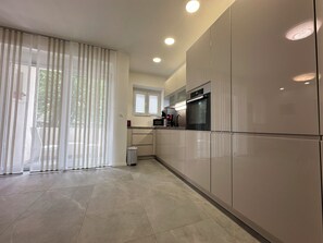 Kjøleskap, mikrobølgeovn, ovn og kokeplater