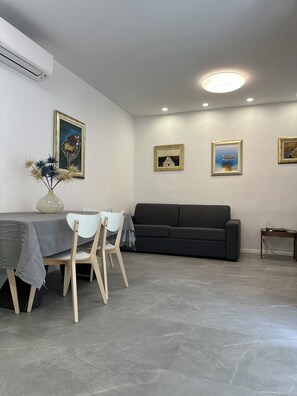 Smart TV - Emily at CITY CENTER, spacious apartment close to all the main attractions (Split)
