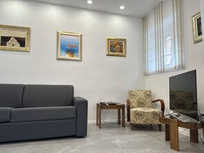 Smart TV - Emily at CITY CENTER, spacious apartment close to all the main attractions (Split)