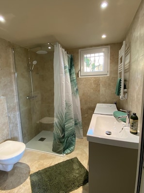 Shower, hair dryer, towels, soap - Nice furnished Studio in Villa with swimming pool in ST RAPHAËL Valescure (Saint-Raphaël)
