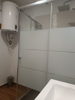 Douche, serviettes fournies, savon, papier toilette