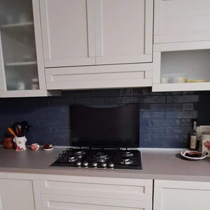 ثلاجة، ميكروويف، فرن، موقد طهي مسطح