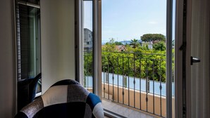 Un balcone con vista su una zona residenziale e un corso d'acqua.