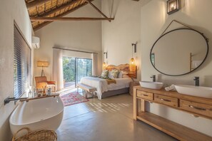 Luxury Villa, 3 Bedrooms | 3 bedrooms, minibar, in-room safe, individually decorated - Ukanyi Luxury Villa (Hoedspruit)