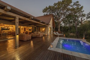 Outdoor pool, pool umbrellas, sun loungers - Ukanyi Luxury Villa (Hoedspruit)