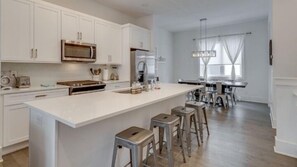 Fridge, microwave, oven, stovetop - Rhythm and Rye-Sleeps 8 (Nashville)