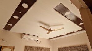 Douche, serviettes fournies, savon, shampoing