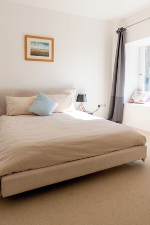 1 bedroom, iron/ironing board, travel crib, WiFi - Long Range 2, Henham Park Nr Southwold, Unique Suffolk country getaway with Lake Views (Beccles)