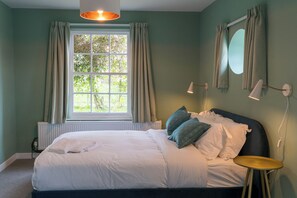 4 dormitoris, planxa i posts de planxar, wifi i roba de llit