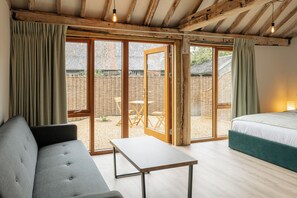 1 bedroom, WiFi, bed sheets - 4 Henham Barns, Henham Park nr Southwold, NR34 8AQ, Carefully restored Character filled barn (Beccles)