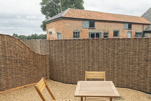 Outdoor dining - 3 Henham Barns,Henham Park nr Southwold, Suffolk NR34 8AQ (Beccles)