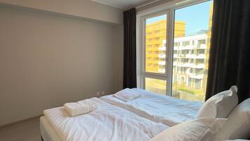 4 bedrooms, iron/ironing board, WiFi, bed sheets