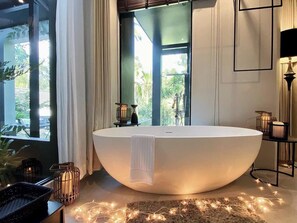 Chambre pour lune de miel, vue sur la piscine | Système d’insonorisation, accès au Wi-Fi (inclus), literie fournie