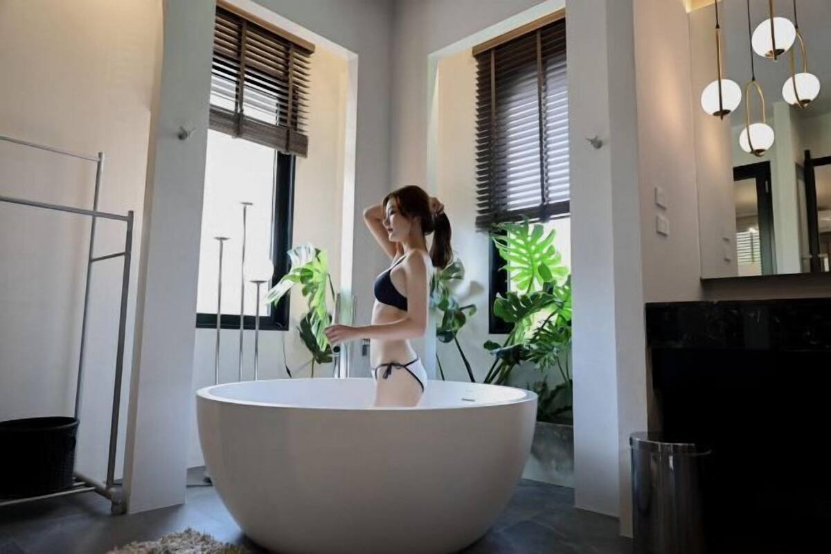 Baño | Tina, secadora de cabello, batas, pantuflas