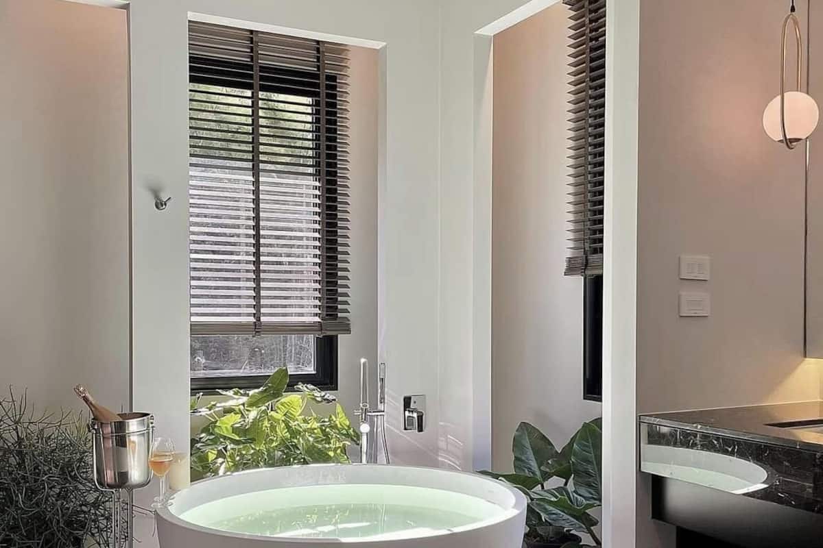 Suite Grand, vistas al jardín | Baño | Bañera, secador de pelo, albornoces y zapatillas