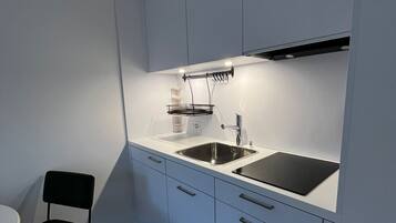 Kühlschrank, Herdplatte, Wasserkocher mit Kaffee-/Teezubehör