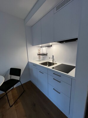 Fridge, stovetop, coffee/tea maker, cookware/dishes/utensils - Charmantes Studio im Marzili Direkt Beim Bundeshaus (Bern)