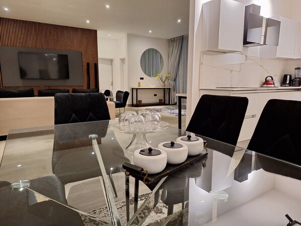 Presidential-Apartment | Essbereich im Zimmer