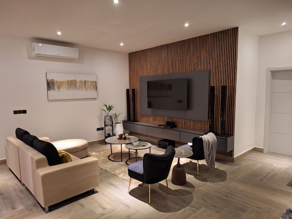Presidential Apartment | Living area - Victor Regents Residence (Accra)