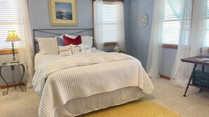 6 bedrooms, desk, iron/ironing board, WiFi