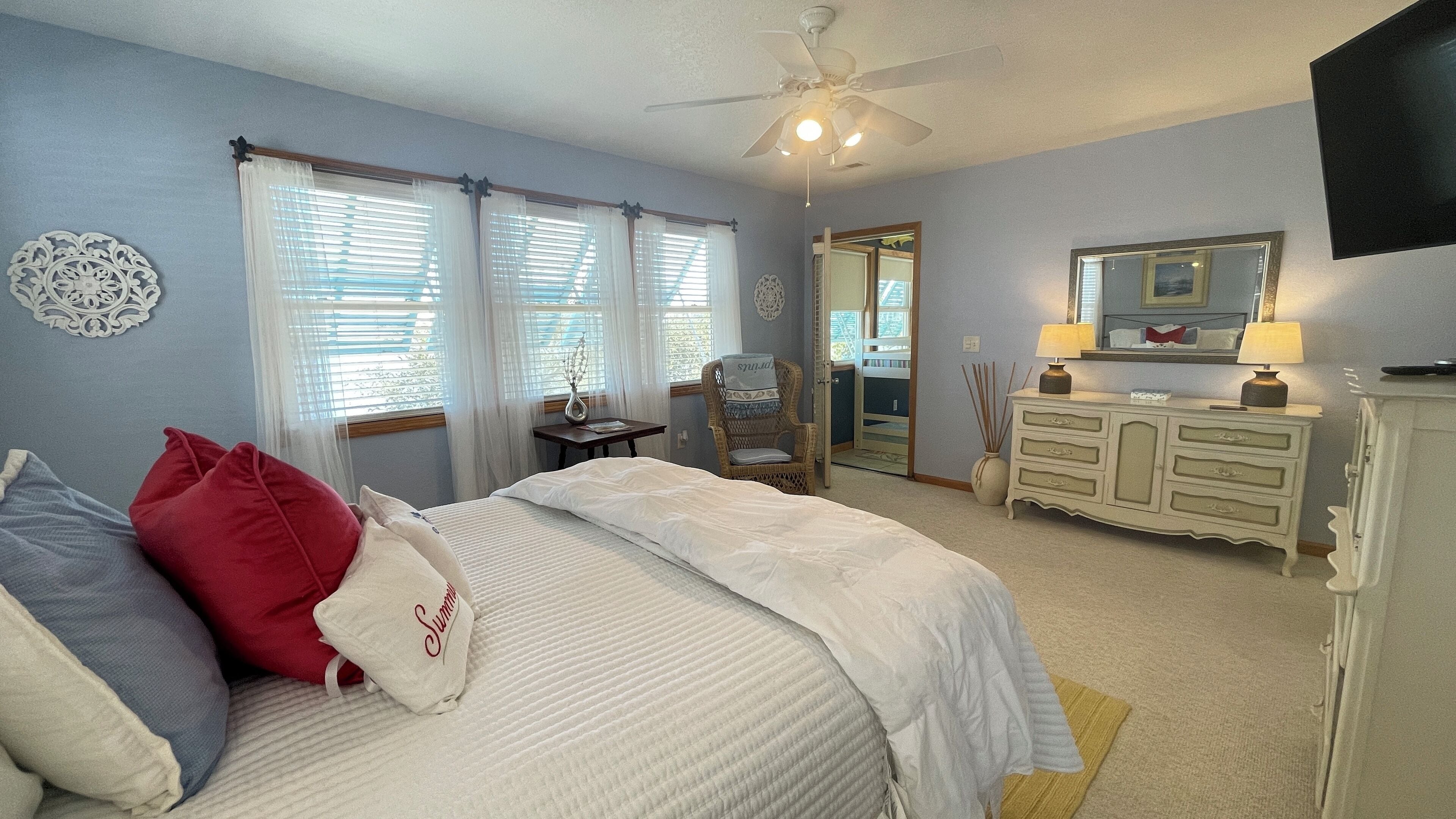 6 bedrooms, desk, iron/ironing board, WiFi