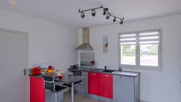 Een koelkast, een microgolfoven, een oven, een vaatwasser