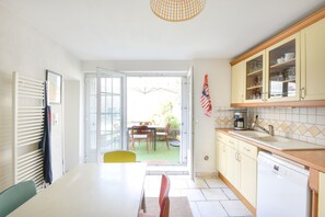 Een koelkast, een microgolfoven, een oven, een vaatwasser