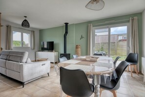 TV - YANA - Plage à 4 km - Four Bedroom House, Sleeps 8 (Sarzeau)