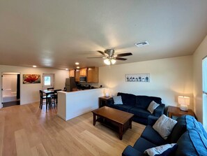 Living area - NEW! 2 King Beds, Clean, Close to Casinos. Safe and Quiet! (Thackerville)