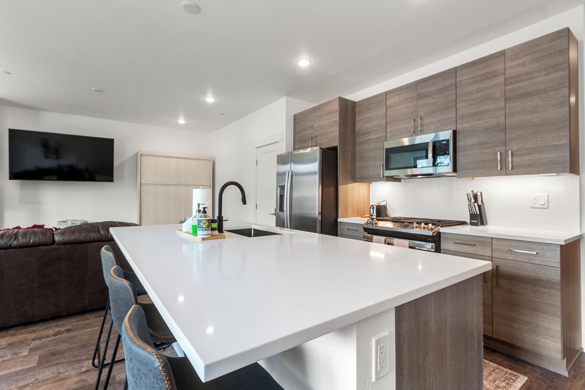 Refrigerador, microondas, horno y parrilla de estufa 