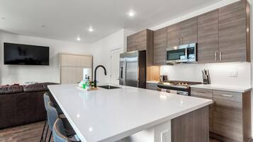 Kjøleskap, mikrobølgeovn, ovn og kokeplater